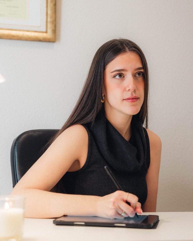Ana Clara Bustos, psicóloga en Alicante especializada en terapia para la autoexigencia.