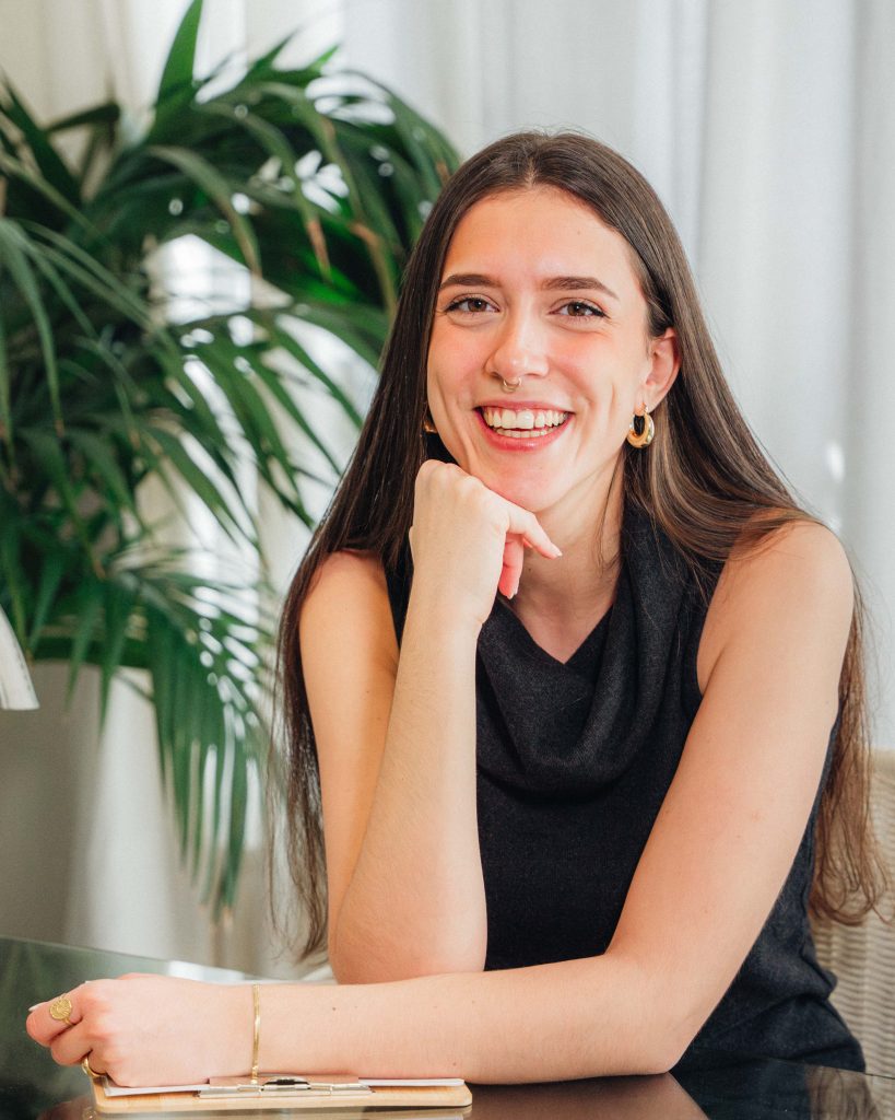Ana Clara Bustos, psicóloga especializada en terapia ansiedad Alicante.