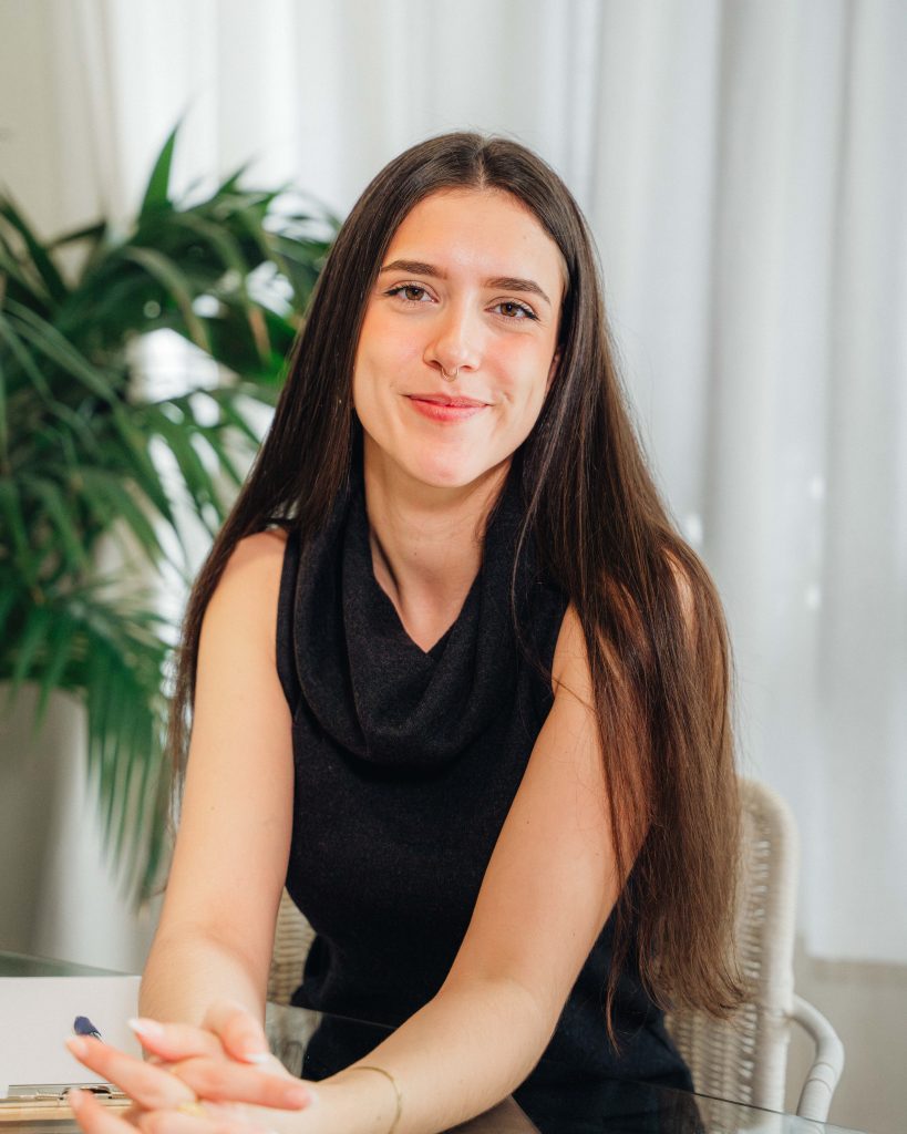 Ana Clara Bustos, psicóloga especializada en regulacion emocional Alicante.